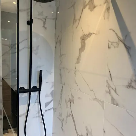 Modern Elegance 10 Min Walk From Palace Of Festivals And Congress Appartamento